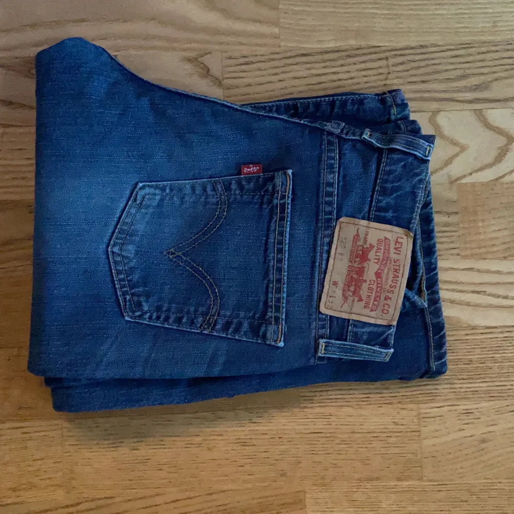 Säljer dessa sjukt snygga Levis jeans jag köpt från sellpy då det ej riktigt passade mig, dom är lågmidjade och lite bootcut och så sjukt snygga. Jeans & Byxor.