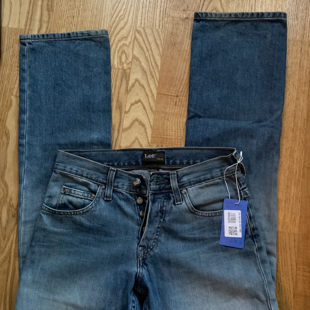 Säljer dessa sjukt snygga lee jeans från sellpy då de tyvärr inte passade mig🥰. Jeans & Byxor.