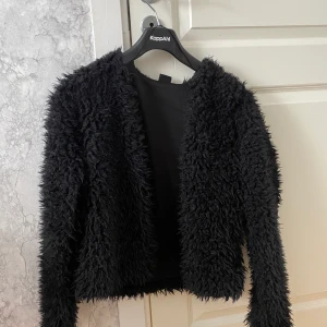Ginatricot-fluffig jacka - Säljer en fluffig jacka ifrån GinaTricot då den inte kommer till användning. Har knappt använt den och den är i fint skick. Djur finns i hemmet. 