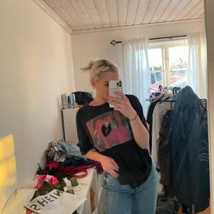 Vintage tröja cruela de vil  - Svart t-shirt i bra skick. Storlek S