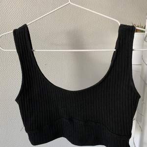 Croppat linne/topp från Gina Tricot, aldrig använd och nyligen inköpt. Skönt material!