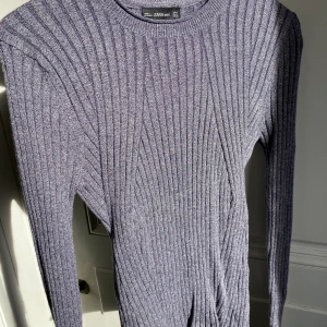 Långärmad tröja med fina ärmar! - Mjuk och skön tröja med jättefina ”slits” i slutet av ärmarna. Ärmarna är även lite längre så de täcker halva handen, ser superelegant ut! Tajt modell. Inga fläckar elr hål. 