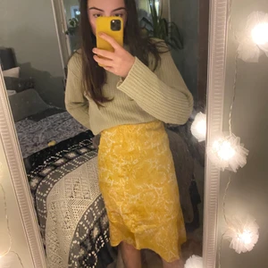 Kjol från Gina tricot  - En jätte fin gul kjol från Gina. Kjolen är i ett jätte fint gul vitt mönster. Sälj på grund av att den är tyvärr förstor. Kjolens kanter har tyvärr fransat up sig längst ner som du kan de på bild tre.