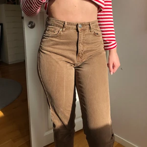 Bruna byxor🤎🤎 - Byxor i en modern brun färg! Jättefina till våren. Säljer då de inte riktigt är min storlek💞💞 Pris kan diskuteras 🍒