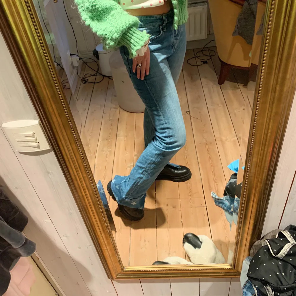 Säljer dessa sjukt snygga jeans med egenpåsydda fickor samt slits! Dessa är lite stretchiga och sitter så bra, och passar till absolut allt! Kan mötas upp i Stockholmsområdet eller frakta!. Jeans & Byxor.