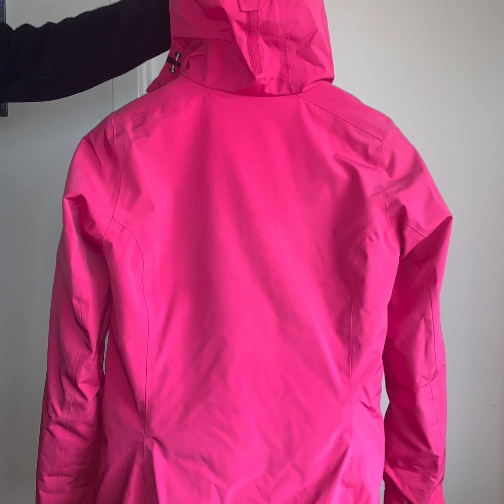 Säljer min rosa peakperformance jacka. Ser helt ny ut inga skador eller så. Kan användas som skidjacka också! Priset kan diskuteras!. Jackor.