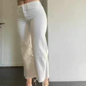 Croppade vita jeans  - Vita jeans som är croppade. I storlek 38 och sitter väldigt bra över lår och rumpa. Är tyvärr för små för mig. Köparen står för frakt. 
