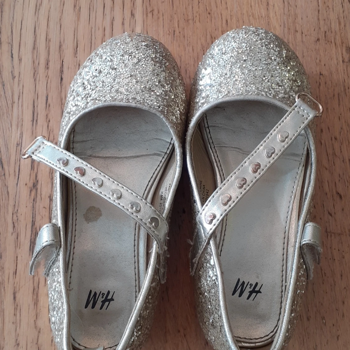 Glitter skor i stolek 27.