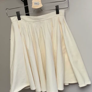 Tennis kjol  - En superfin gräddvit kjol, lite tenniskjol liknande. Frakten är gratis 💕