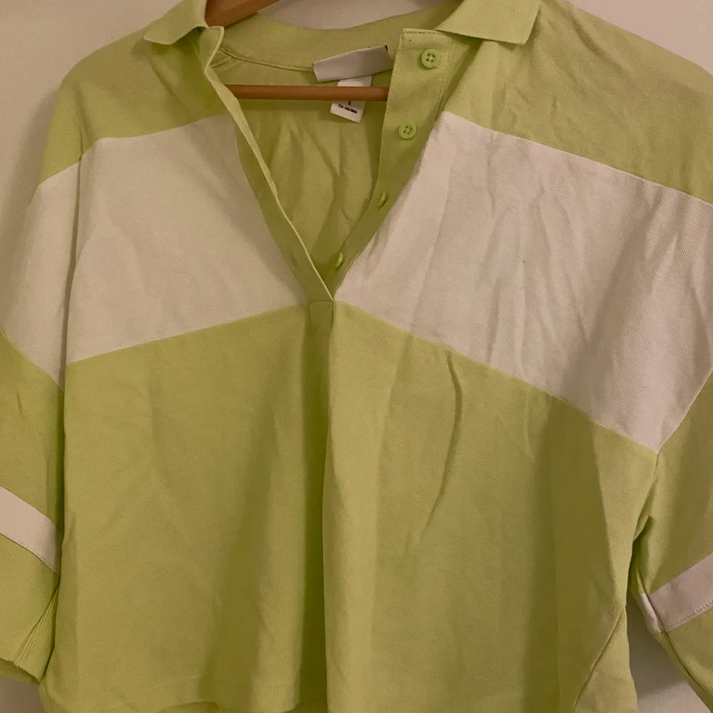 En limegrön piké tröja från Monki, endast använd ett par gånger. Storlek S men oversized.. Tröjor & Koftor.