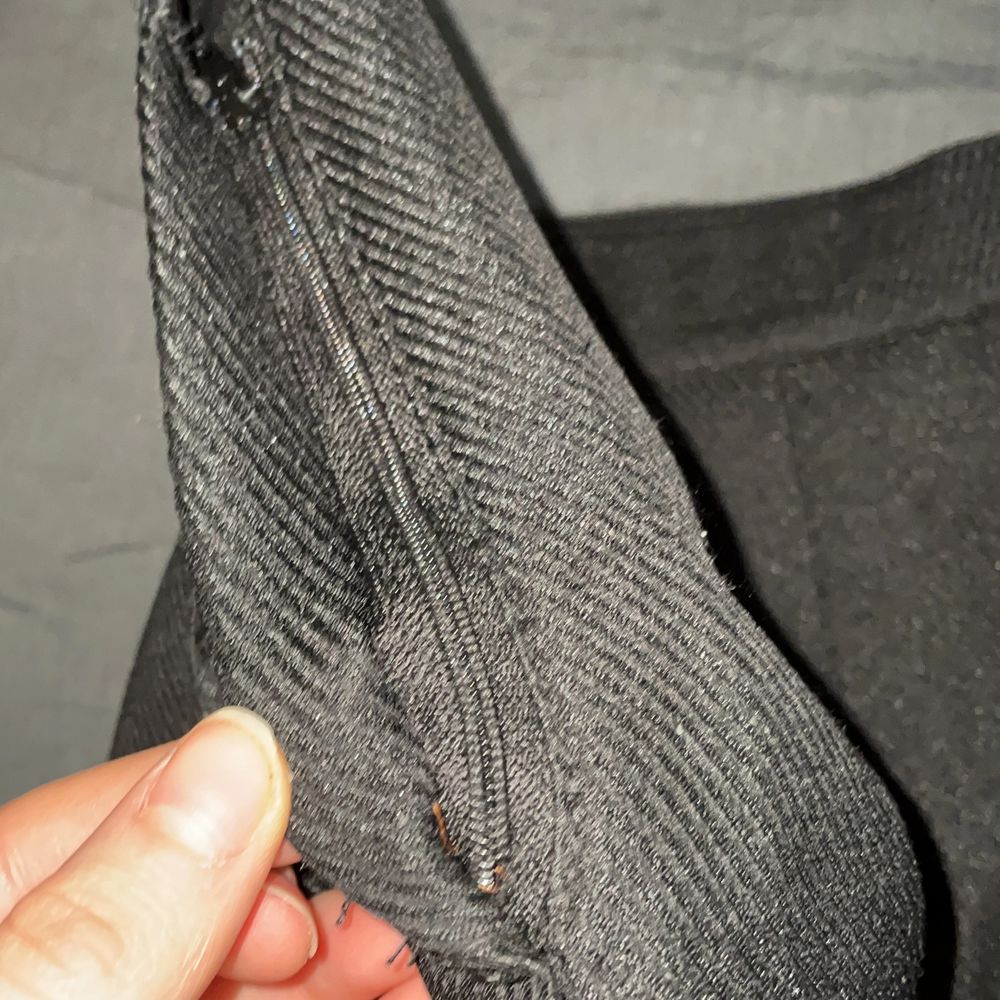 Svart skit snygg veckad kjol som säljs då jag har en liknande. Som man ser på andra bilden så funkar dragkedjan men sitter lite löst och trasig nedtill, därav de lite lägre priset. Men det är lätt att laga! Annars super bra kvalite och jätte söt! . Kjolar.