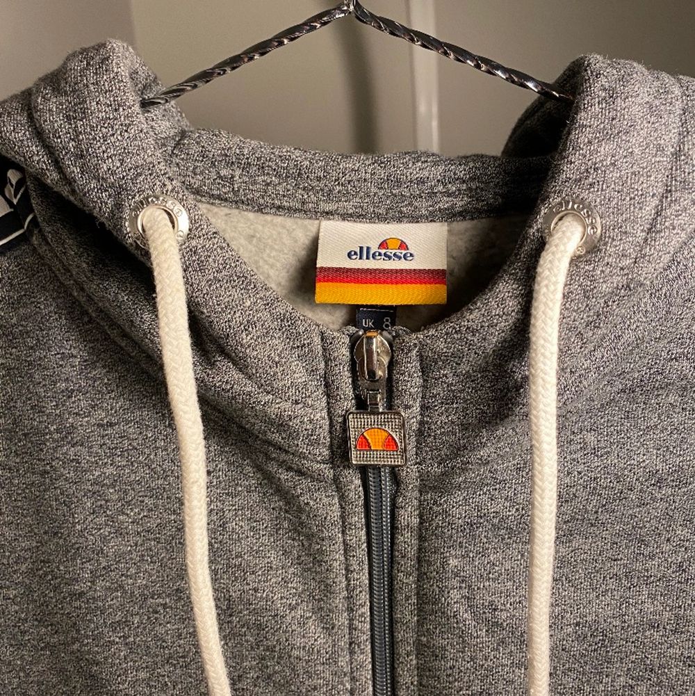 Oanvänd hoodie från Ellesse i storlek 36.. Huvtröjor & Träningströjor.
