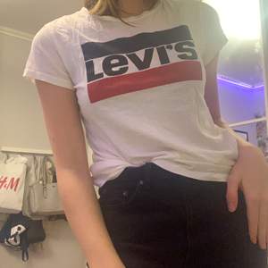 Jättefin T-shirt från Levi’s med tryck i stl xs. Skriv/kommentera för mer bilder eller info! 