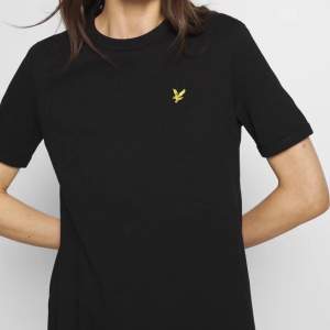 Säljer denna svarta lyle & scott T-shirt.                                  Säljer den för 100 kr + frakt, köpte den för 250 kr