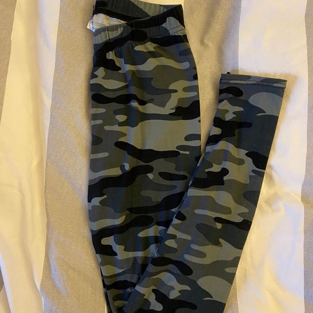 Mjuka kamouflagemönstrade tights i stl XS. Knappast använda. Köpta på Zalando. . Jeans & Byxor.