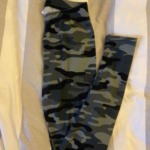 Mjuka kamouflagemönstrade tights i stl XS. Knappast använda. Köpta på Zalando. 