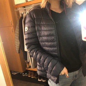 Jacka från JOTT😍 - Supersnygg tun dunjacka från JOTT till våren och sommaren. Passar perfekt på mig som är 174 cm💕Använd fåtal gånger och säljer pga att den inte kommer till användning. Nypris 1500 kr. Jag säljer den för 500 kr + frakt (köparen står för frakten)💕💕