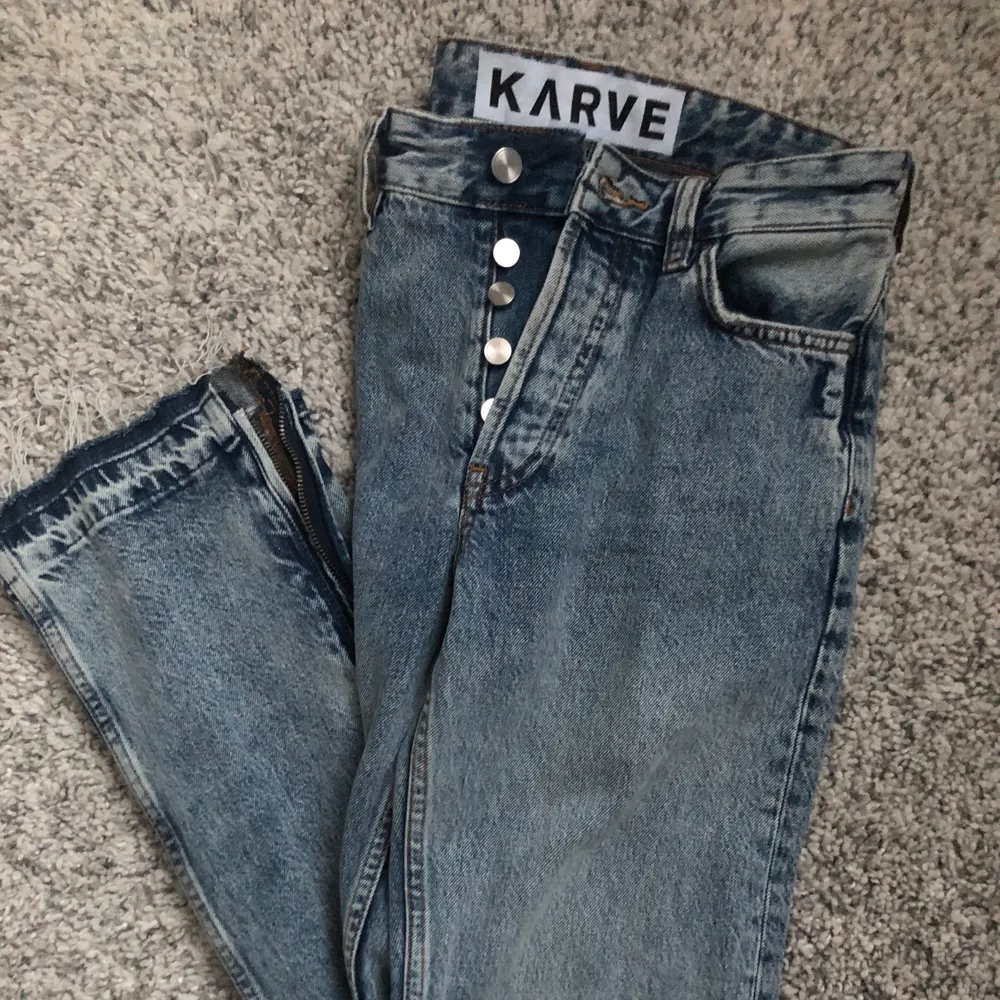Karve jeans  Girlfriend fit med dragkedjor längs anklarna och en knapp gylf Använda 2 gånger och säljs då de är för små. Storlek: Xs . Jeans & Byxor.