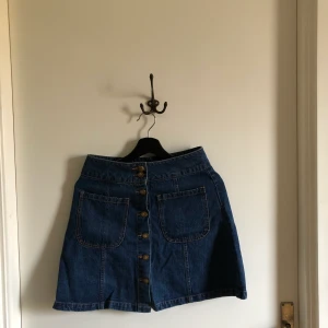 Denim kjol - Denim kjol från Bikbok i strl S. Köparen står för frakten💙