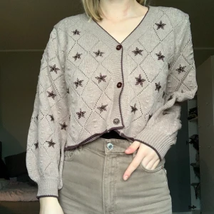 Stickad cardigan - Jättegullig stickad cardigan. Lite kort i ärmarna för mig och är balongärmar vilket jag inte trodde. Men väldigt snygg!!