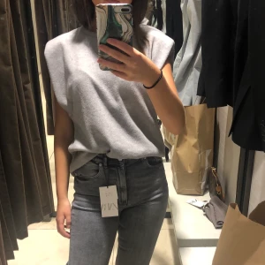 Sååå fin stickad väst från zara  - Sååå fin stickad väst från zara i storlek small. Säljer den pga får ingen användning av den. Den är knappt använd. Köp direkt för 130kr eller buda från 100kr 💘💘💘