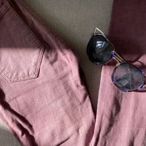 Lila jeans  - Jeans från dr.Denim i en nyans av lila. Riktigt coola och ger en vintage känsla. Orginalpris 400kr