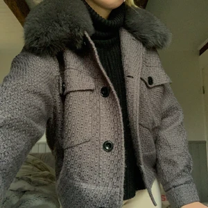 Meotine jacka grå - Grå meotine jacka, storlek xs/s. Använd typ 4 gånger, jätte fint skick! Nypris ca 2700, mitt pris 1300 ink spårbar frakt. Kan även skicka fler bilder om så önskas💖 