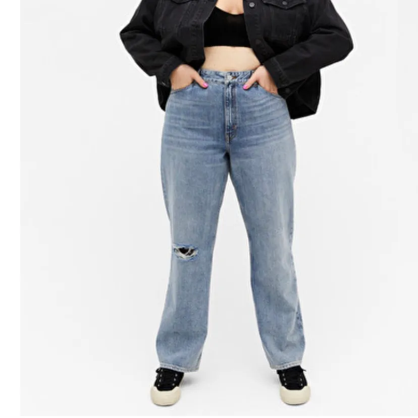 Säljer dessa super snygga jeans i modellen taiki från monki! Då jag inte använder dessa samt är lite långa på mig som är 158 så säljer jag de. Är använda 1 gång så gott som nya! Tar emot swish och köparen står för frakt!. Jeans & Byxor.