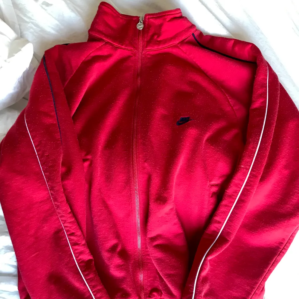 En as snygg röd Nike zip-up oversized kofta som är thriftad. Riktig baggy, but super cute!!! Köparen står även för frakt❤️❤️. Hoodies.