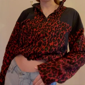 Unik Kofta I Leopardprint - ❤️🐆Supercool och häftig kofta i röd leopoardprint. Den är lite croppad och man kan själv ställa in hur tajt man vill att den ska vara nertill. Köpt på Urban Outfitters🐆❤️ Köparen står för frakten!!