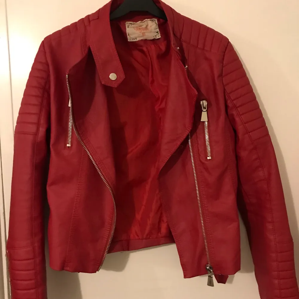 En röd chiquelle moto jacket i strl 40. Den är köpt på diables men det är exakt samma som dem från chiquelle. Jackor.
