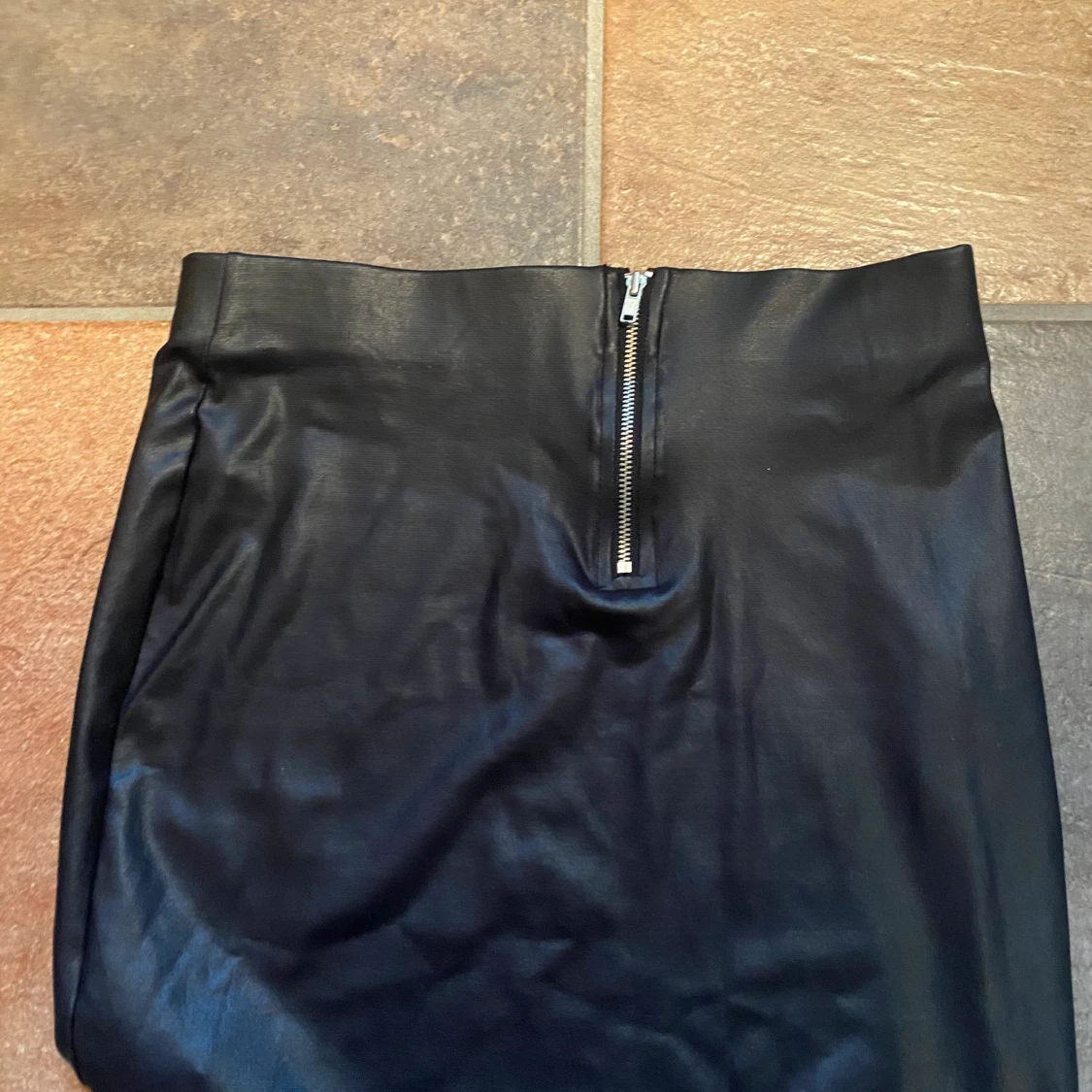 Svart skinnkjol - 90