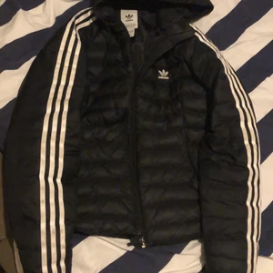 Adidas jacka dam - Säljer min vinter/vår jacka från jeansbolaget av att den är för liten. Den är hel och fräsch.