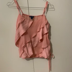 Linne i storlek s - Tops i storlek s, fin skick, finns hämta i Stockholm, kan även skicka via post