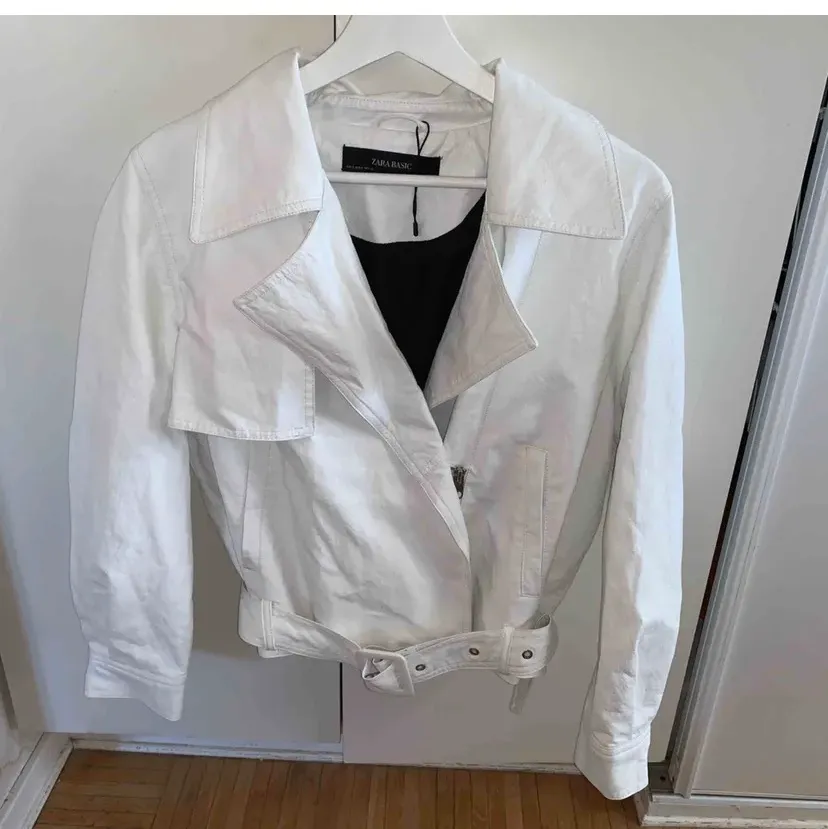 Jättefin vit skinnjacka från Zara. Ser ut som ny. Säljer för att den inte kommer till användning💛. Jackor.