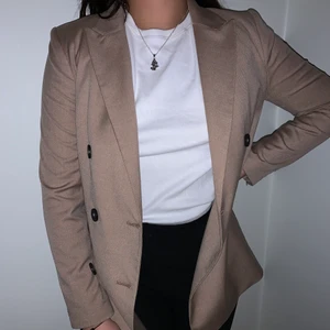 Beige - En superfin beige kavaj som passa perfekt nu för alla utekvällar i vår. Nypris 599kr