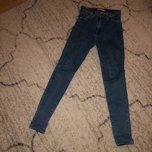 Högmidjade jeans från Levi’s. - Mile high super skinny från Levi’s i strl 25. Passar dig som har XS/S.