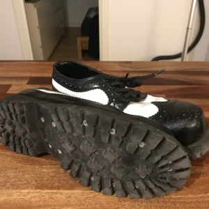 Underground England - Bought for 1500 kr originally, selling for 500 kr. They’ve been used some way back but i don’t use them anymore and instead of throwing them in the trash i wanna see If someone wants them