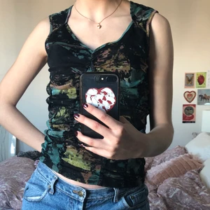 Mönstrat linne  - Skitsnyggt mönstrat linne i meshtyg från 2biz, säljer endast då det inte sitter bra på mig 🧚🏼‍♀️