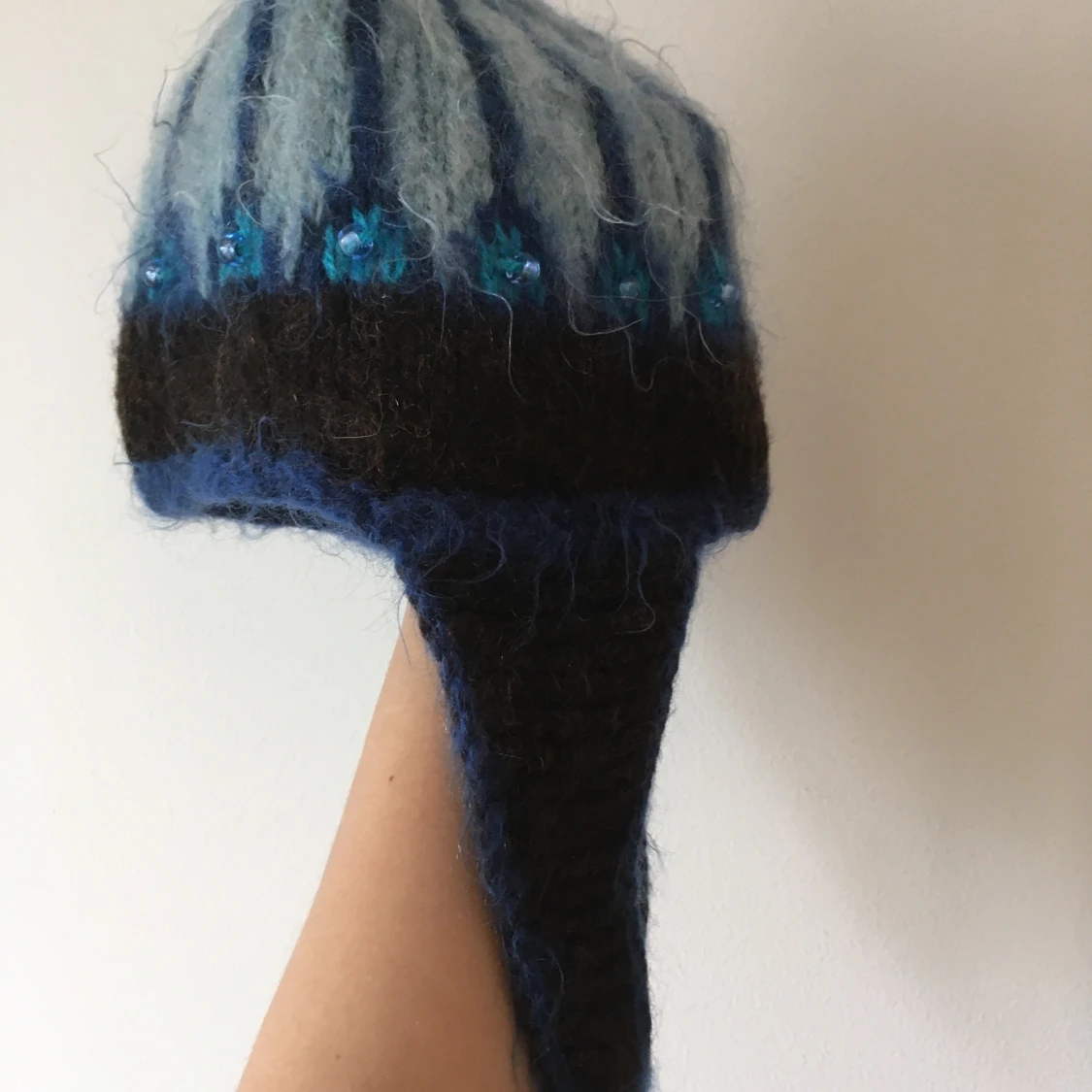 Handstickad, blå ullmössa med öronlappar - 90