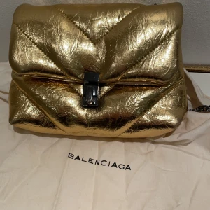 Guldig väska - Sjukt cool och fräsch väska. Passar till alla tillfällen. Knappt använd och i jätte bra skick❤️