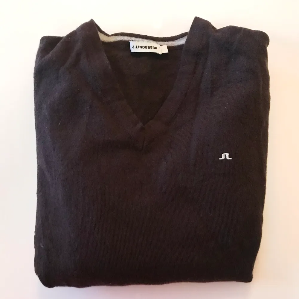 V-ringad brun tröja från J.Lindeberg säljes pga den har dragit ihop sig lite och passar därför inte strl L längre! Utan den känns mer som en M men skulle kunna funka för S oxå:) materialet är mjukt och fint stickat och passar under en skjorta eller som den är  69kr plus frakt  . Tröjor & Koftor.