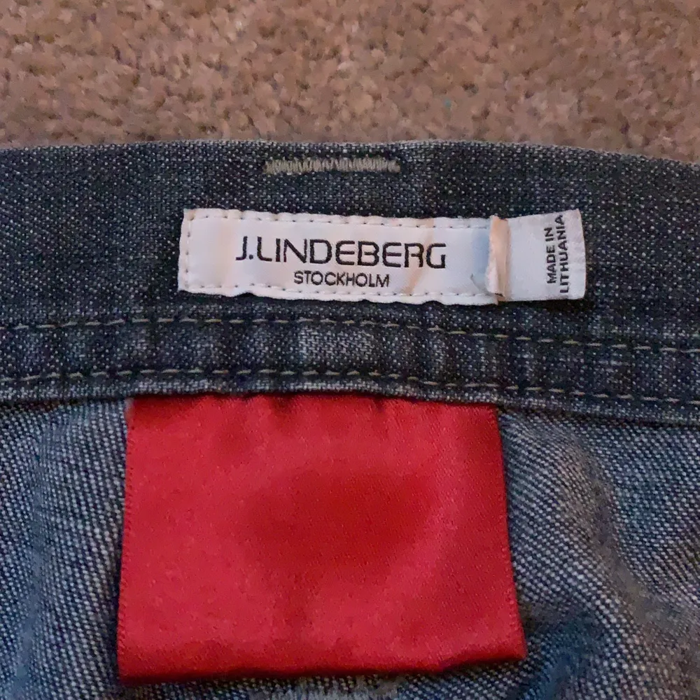 Svinsnygga mörkblå jeans med riktigt snygga fickor. Får J.Lindberg!!!! Säljer endast för att de är för små💖 y2k. Jeans & Byxor.