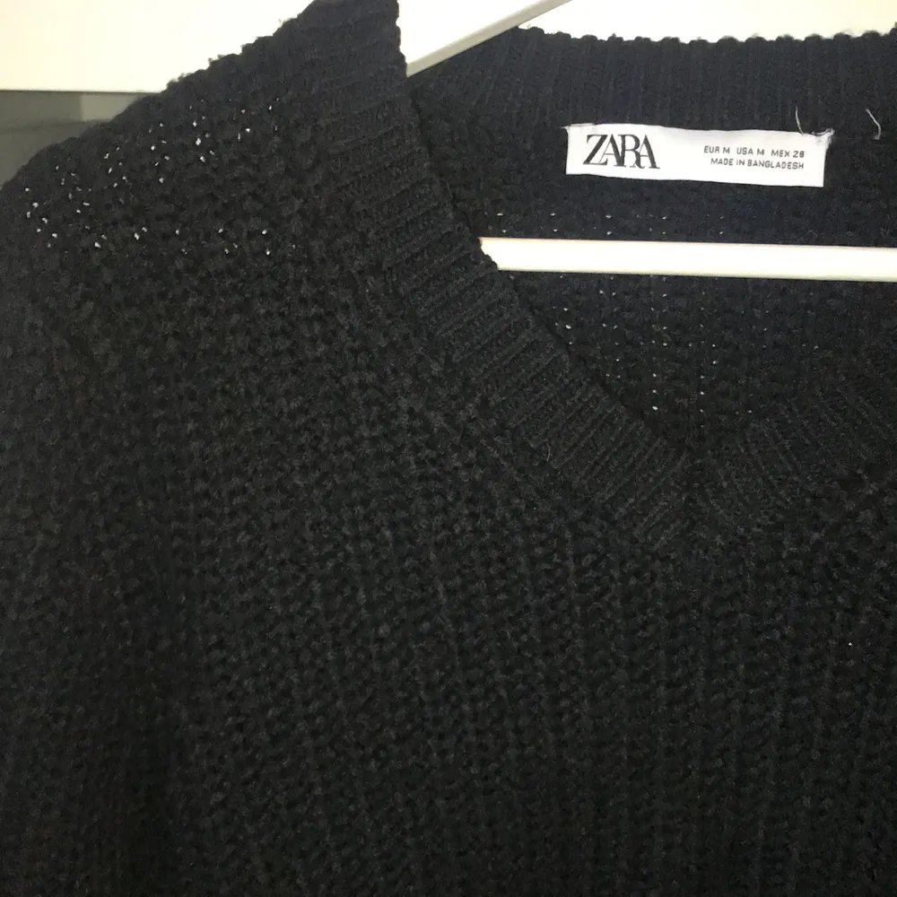 super fin stickad sweater med mysigt material som är djupt v-ringad från Zara! köparen står för frakt! . Stickat.