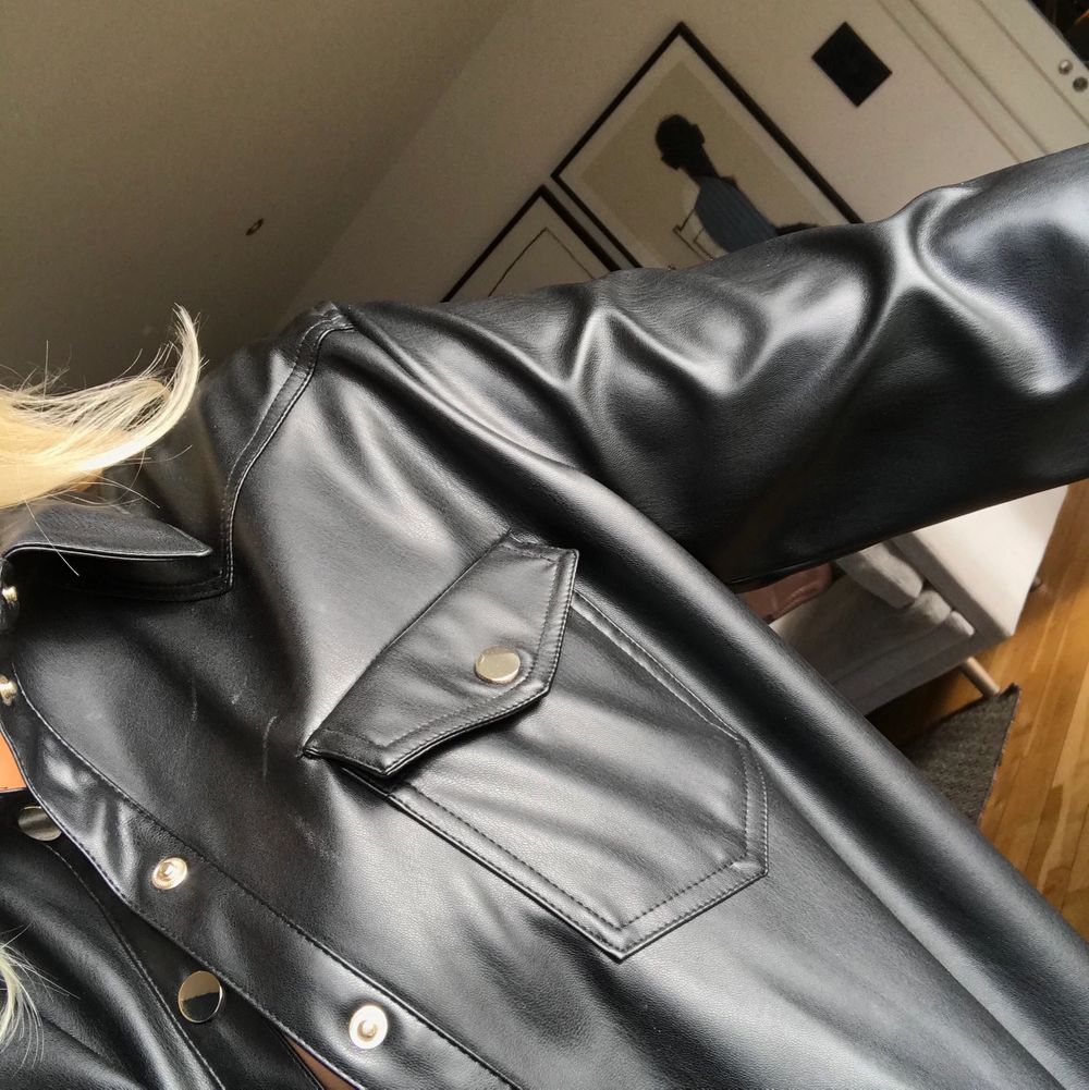 Skitsnyggt plagg som kan användas som skjorta, kavaj samt jacka. Köptes för 399kr på zara i våras. Snyggt svart fakeläder med snygga gulddetaljer. Väldigt bra skick, använd fåtal gånger. Köpte storlek L för att den skulle va snyggt oversized på mig som är storlek S. V. Jackor.