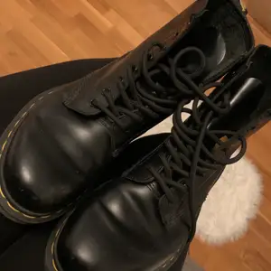 Dr Martens kängor i fint skick, använd vid få tillfällen. Storlek 39. Kan gå ner i pris vid snabb affär