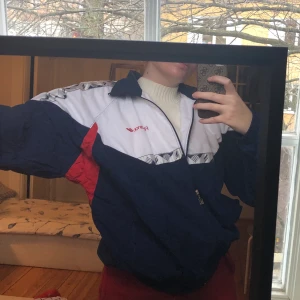 Snygg jacka  - Fin vit/röd/mörkblå jacka köpt på second hand. Armarna är även avtagbara. Köparen står för frakten.
