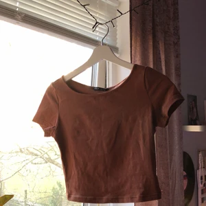 Brun vintage tröja! - Säljer en super ball och snygg tröja ifrån Shein,har aldorg används och kan skickas i plast ficka ifrån shein! Buda i kommentarerna!🥰