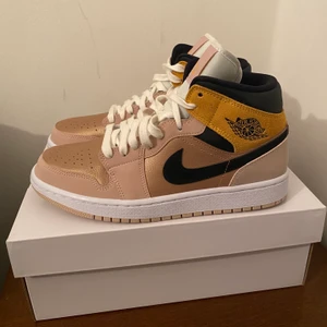 Air Jordan 1 mid -  Air Jordan 1 mid Zoom CMFT revealed prior. Storlek 39&41  Helt nya och oanvända.