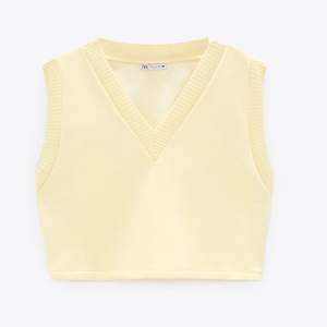 Säljer min gula vest från Zara Helt oanvänd (prislappen är kvar) Storlek L  Lite kortare i modellen men superfin gul färg!⭐️